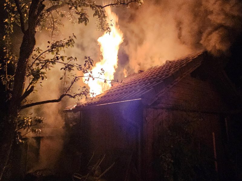 Brand Garten Hütte im dicht verbauten Wohngebie (Bild 1)